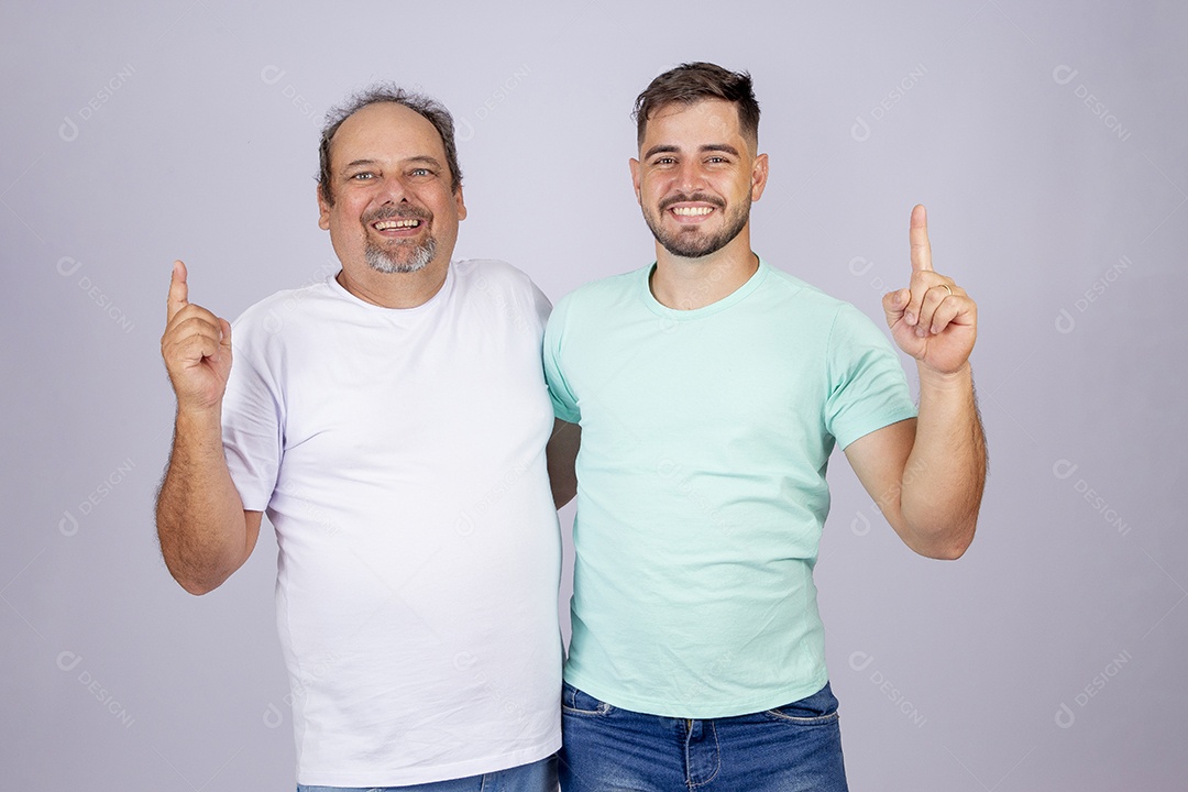 Pai ao lado de seu filho sobre fundo isolado