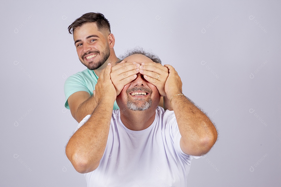 Pai ao lado de seu filho sobre fundo isolado