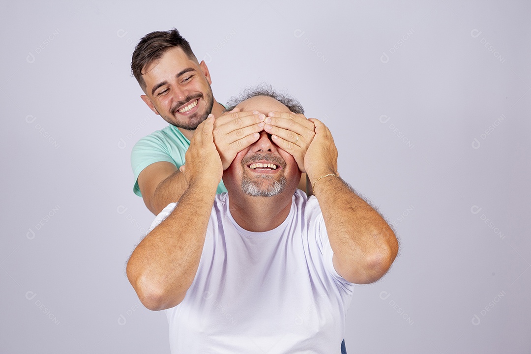 Pai ao lado de seu filho sobre fundo isolado