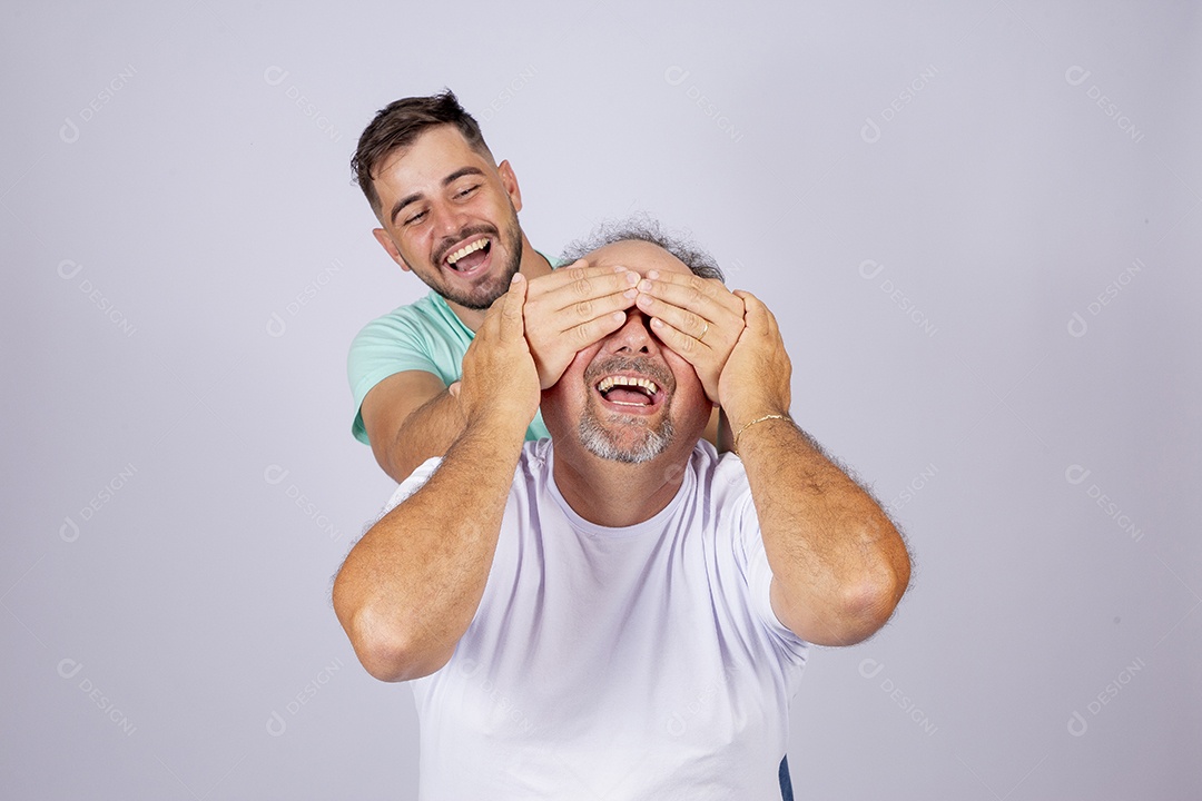 Pai ao lado de seu filho sobre fundo isolado