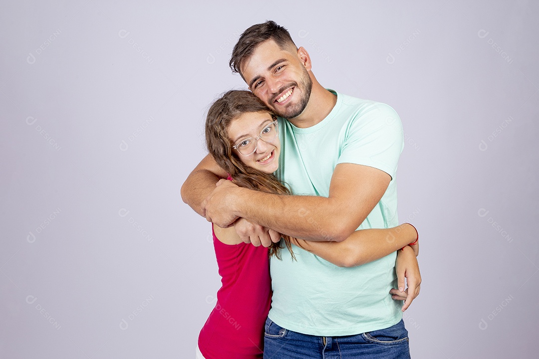 Irmãos jovens sobre fundo isolado