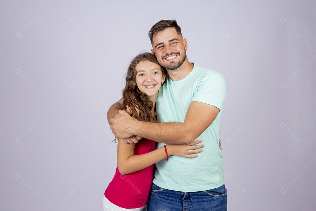 Irmãos jovens sobre fundo isolado