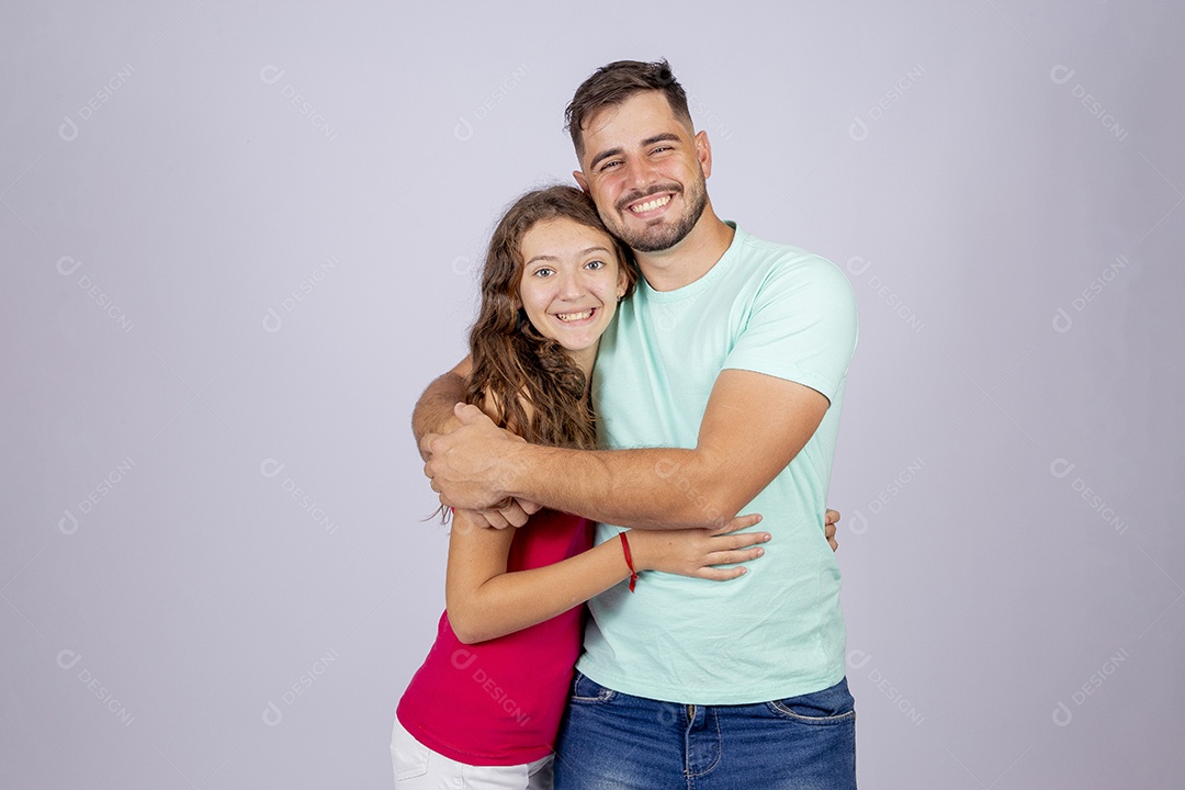 Irmãos jovens sobre fundo isolado