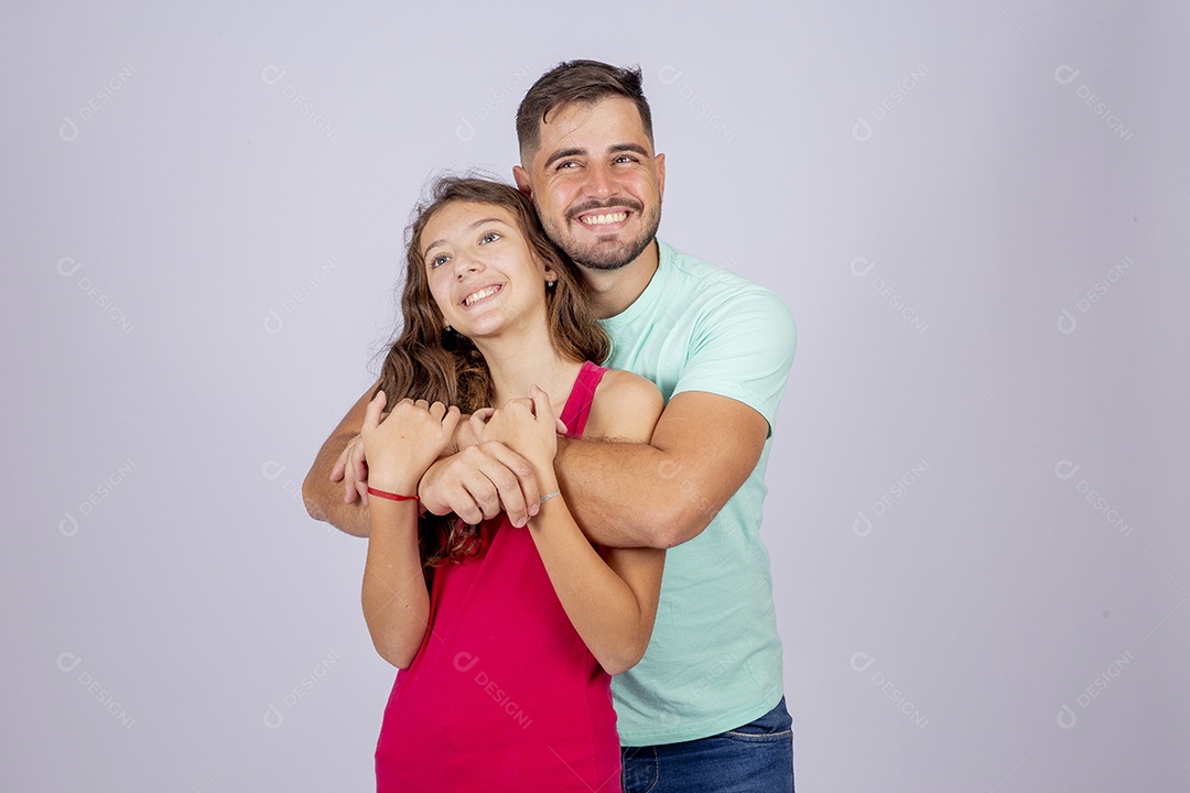 Irmãos jovens sobre fundo isolado