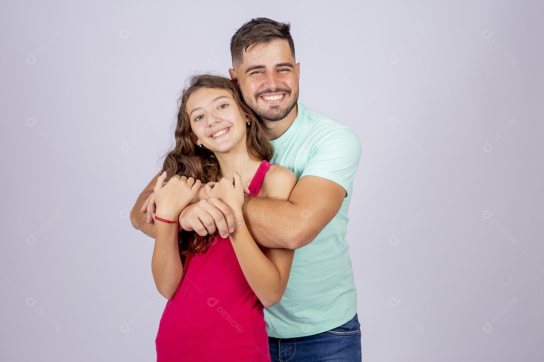 Irmãos jovens sobre fundo isolado