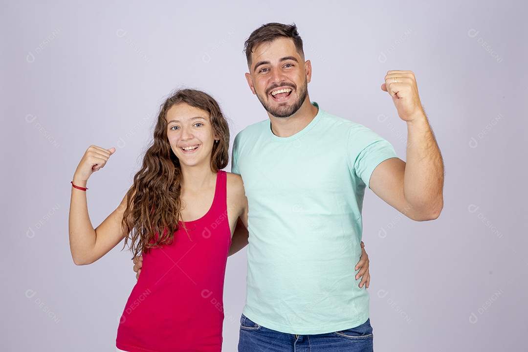 Irmãos jovens sobre fundo isolado