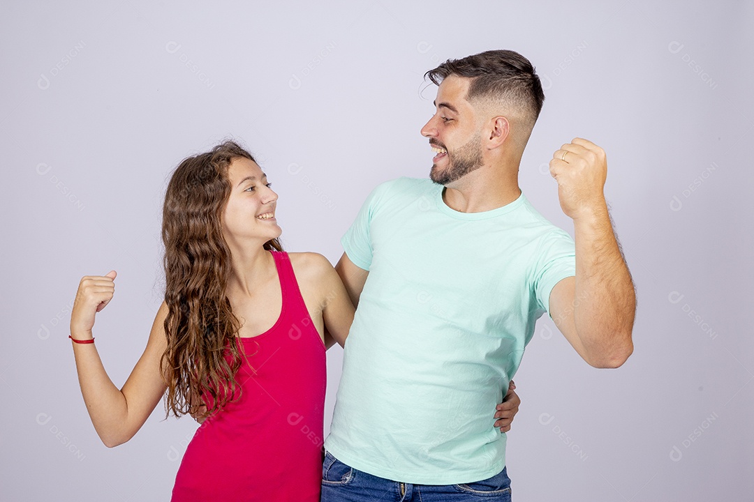 Irmãos jovens sobre fundo isolado