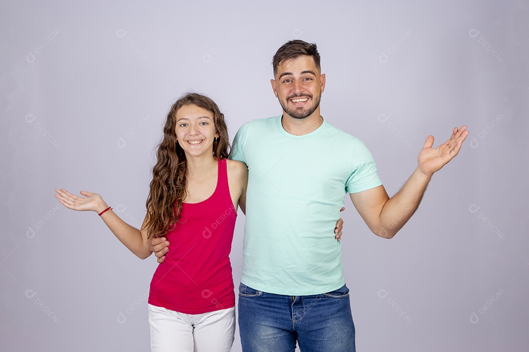 Irmãos jovens sobre fundo isolado