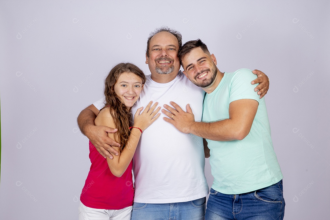 Pai ao lado de seus filhos sobre fundo isolado