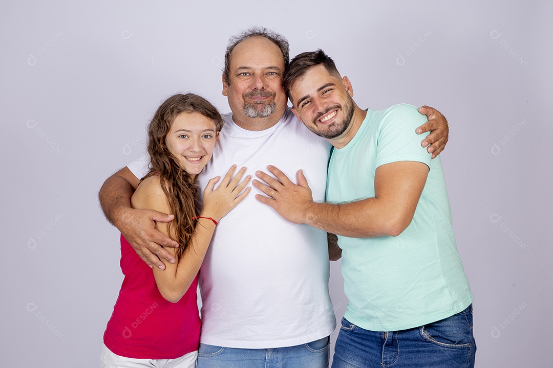 Pai ao lado de seus filhos sobre fundo isolado