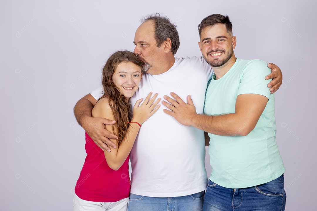 Pai ao lado de seus filhos sobre fundo isolado