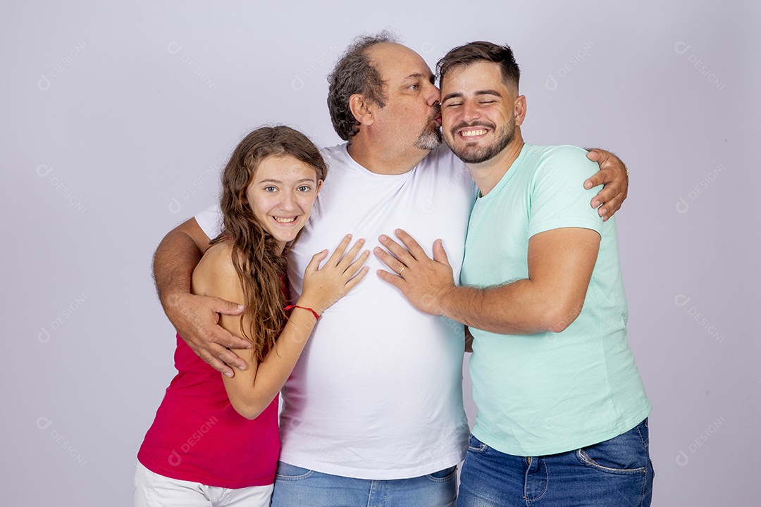 Pai ao lado de seus filhos sobre fundo isolado