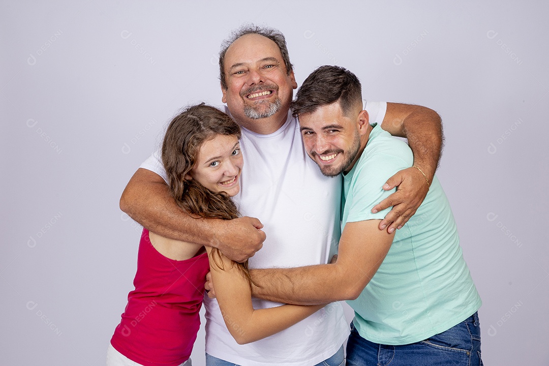 Pai ao lado de seus filhos sobre fundo isolado