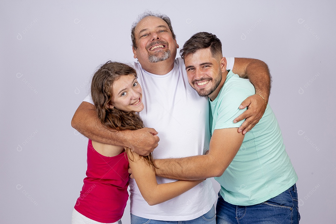 Pai ao lado de seus filhos sobre fundo isolado