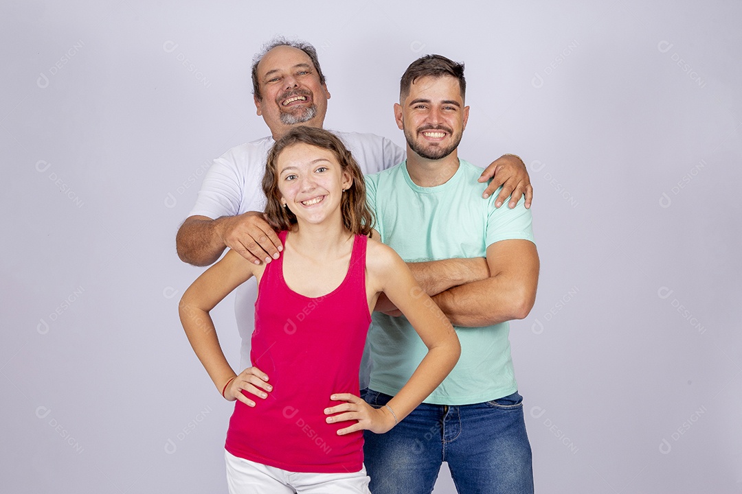 Pai ao lado de seus filhos sobre fundo isolado