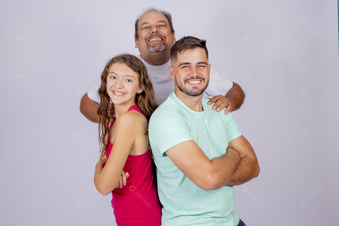 Pai ao lado de seus filhos sobre fundo isolado