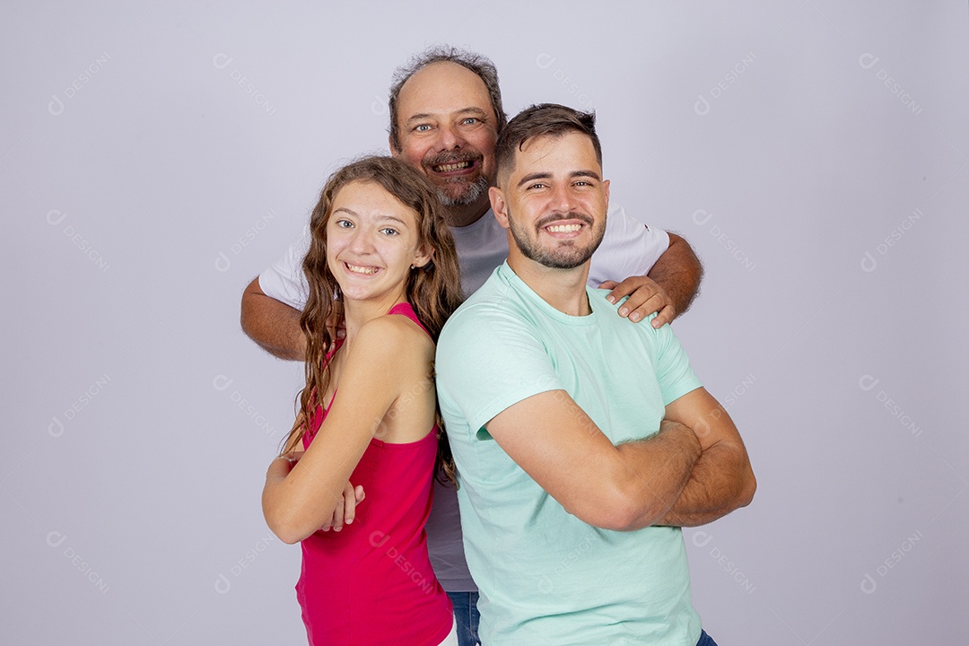 Pai ao lado de seus filhos sobre fundo isolado