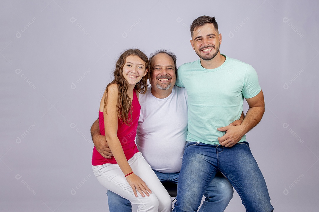 Pai ao lado de seus filhos sobre fundo isolado