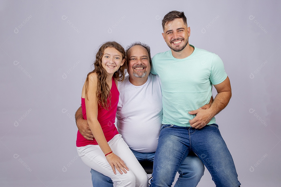 Pai ao lado de seus filhos sobre fundo isolado