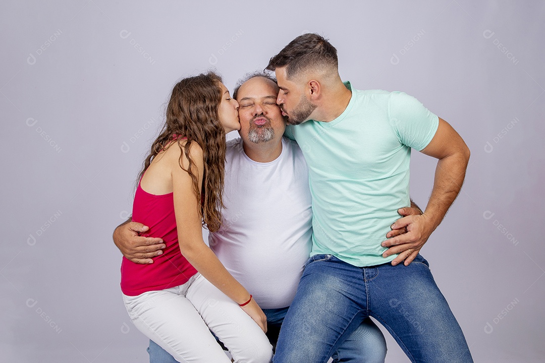 Pai ao lado de seus filhos sobre fundo isolado