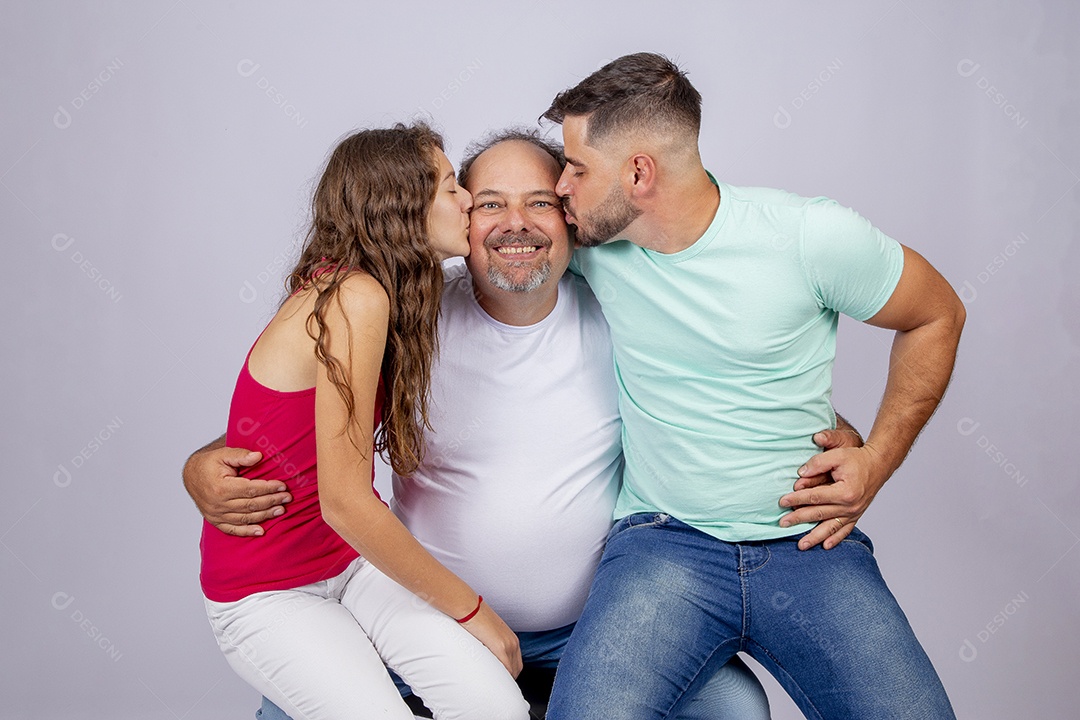 Pai ao lado de seus filhos sobre fundo isolado