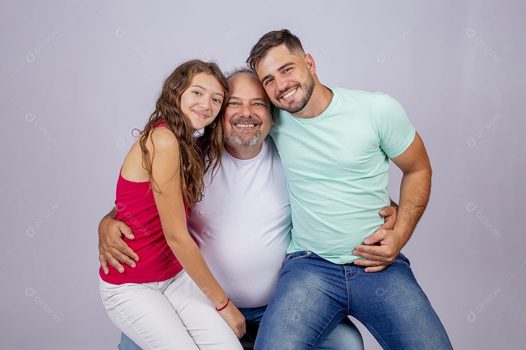 Pai ao lado de seus filhos sobre fundo isolado