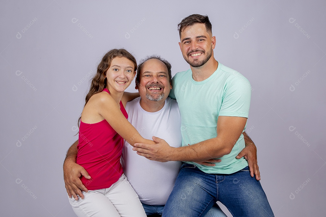 Pai ao lado de seus filhos sobre fundo isolado