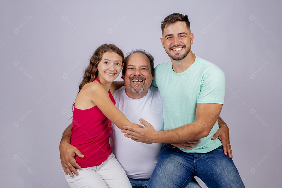 Pai ao lado de seus filhos sobre fundo isolado