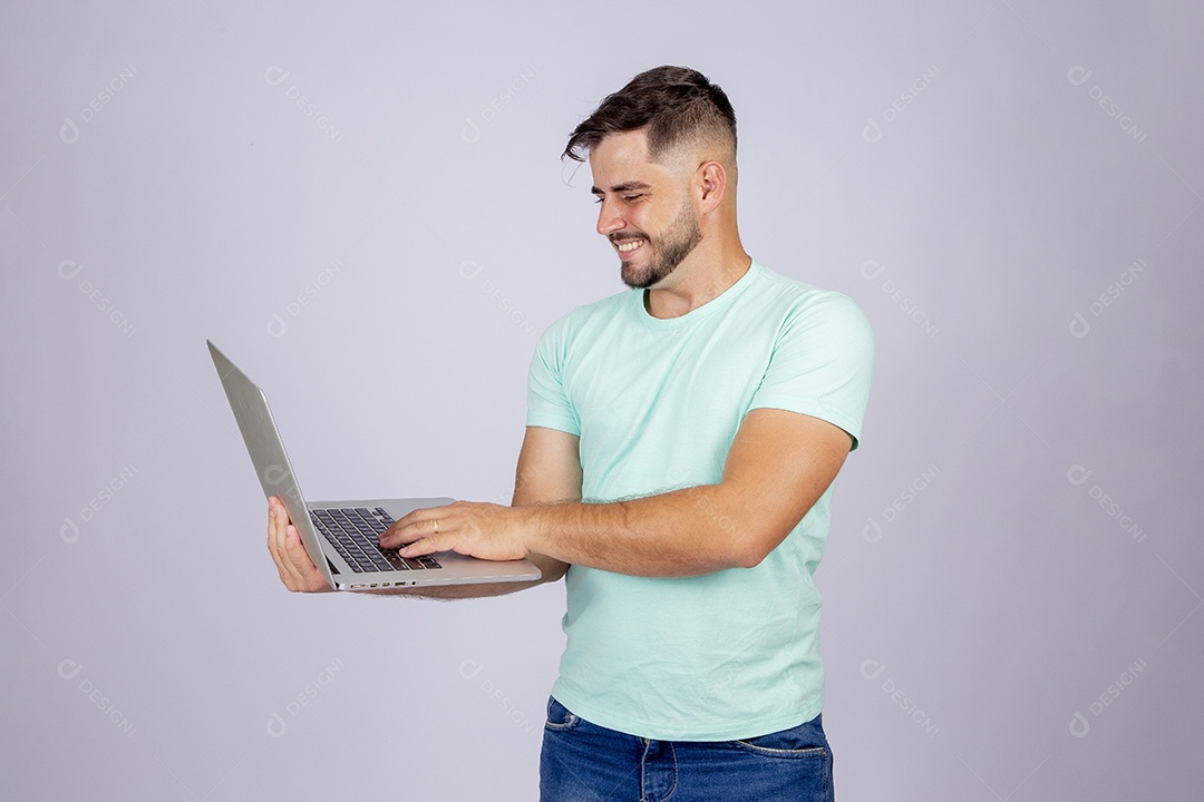 Homem jovem barbudo mexendo notebook sobre fundo isolado