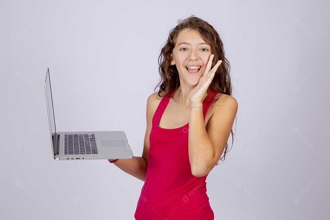 Linda menina jovem mexendo notebook sobre fundo isolado