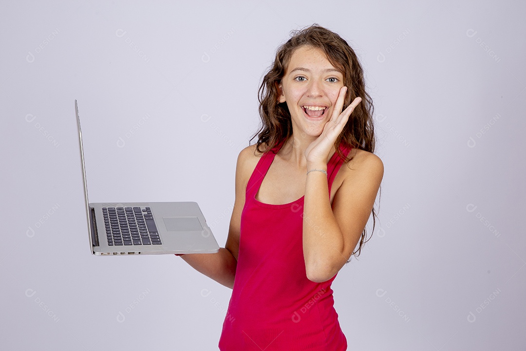 Linda menina jovem mexendo notebook sobre fundo isolado