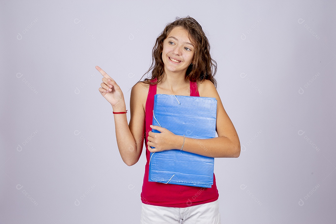Menina jovem garota estudante segurando material escolar sobre fundo isolado