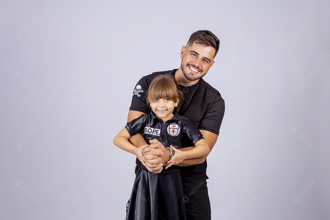 Pai e filha sobre fundo isolado