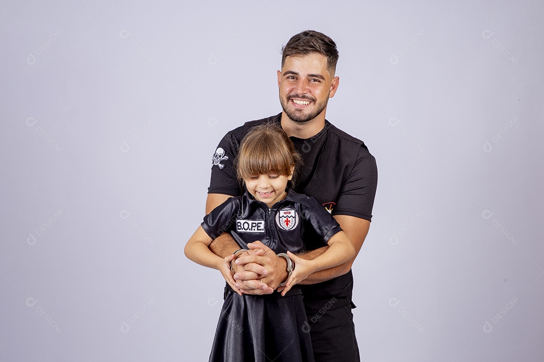 Pai e filha sobre fundo isolado