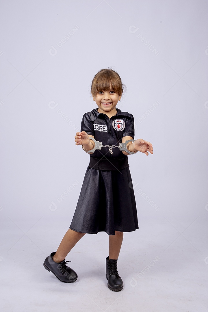 Garotinha jovem fantasiada de policial