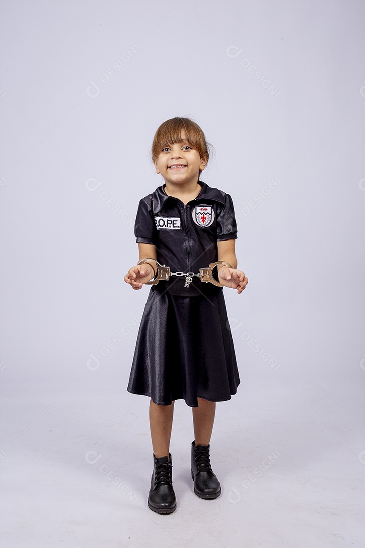 Garotinha jovem fantasiada de policial