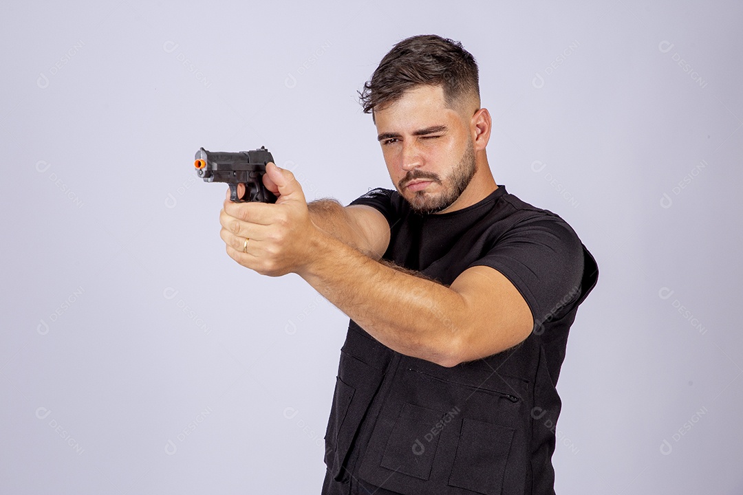 Homem jovem policial sobre fundo isolado