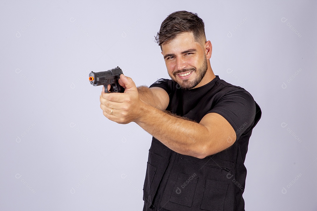 Homem jovem policial sobre fundo isolado