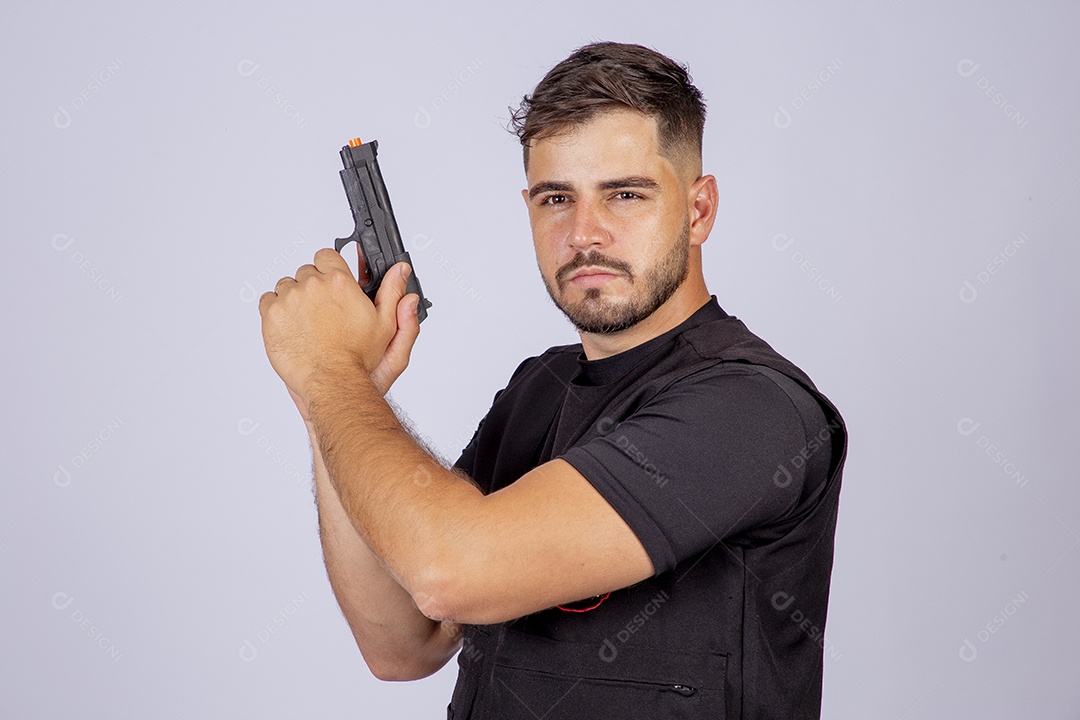 Homem jovem policial sobre fundo isolado