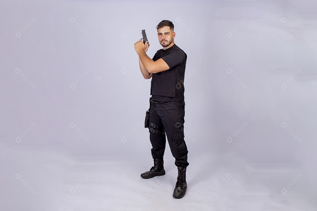 Homem jovem policial sobre fundo isolado