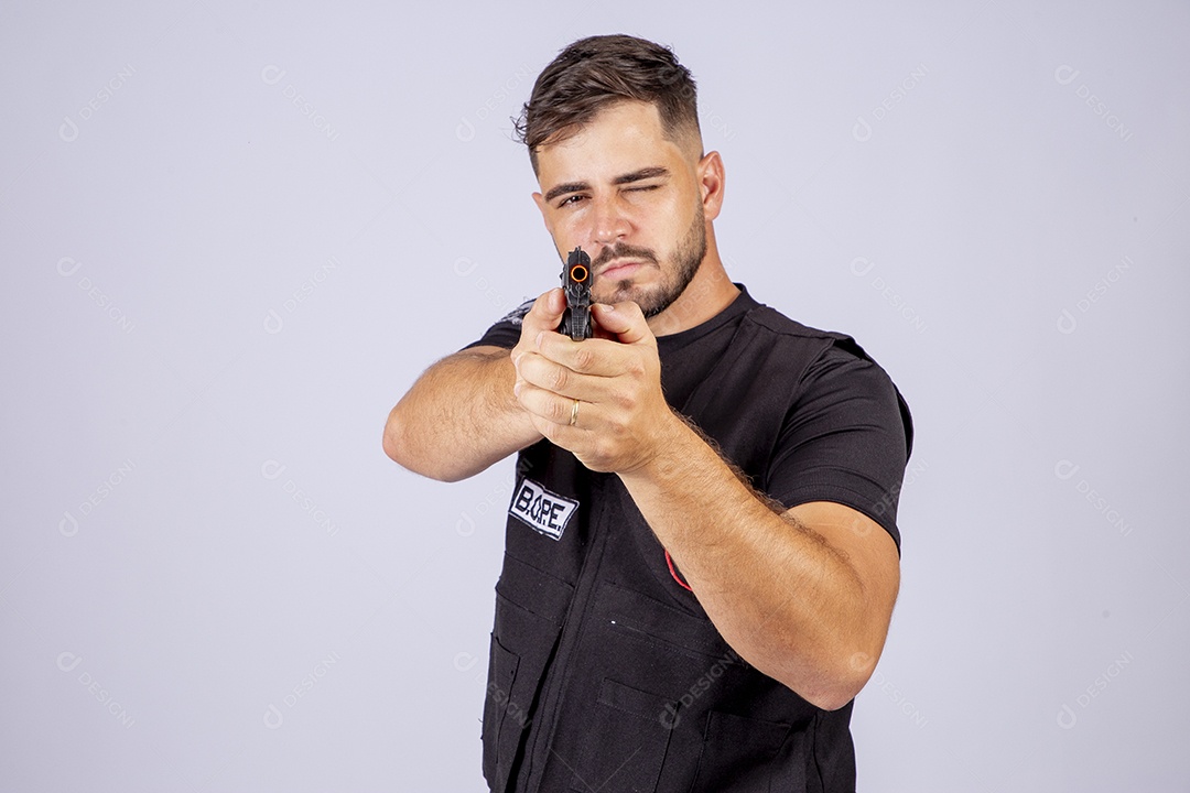 Homem jovem policial sobre fundo isolado