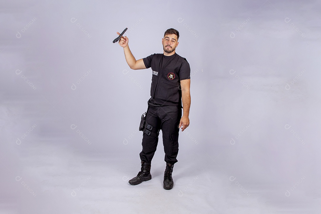 Homem jovem policial sobre fundo isolado