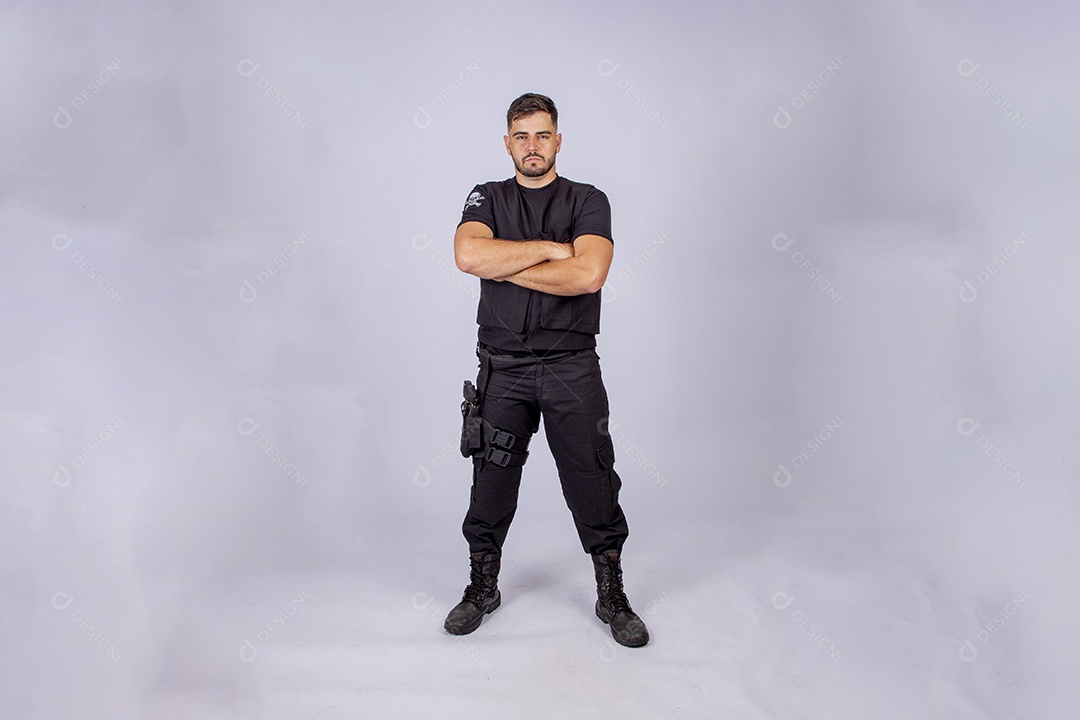 Homem jovem policial sobre fundo isolado