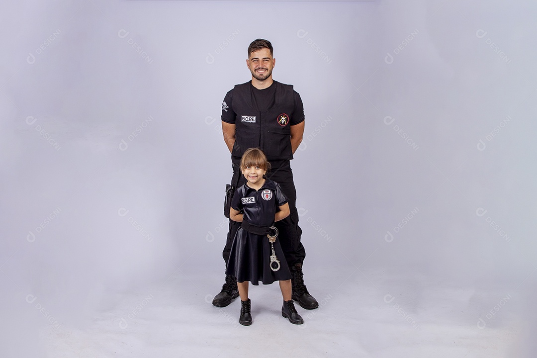 Pai e filha sobre fundo isolado