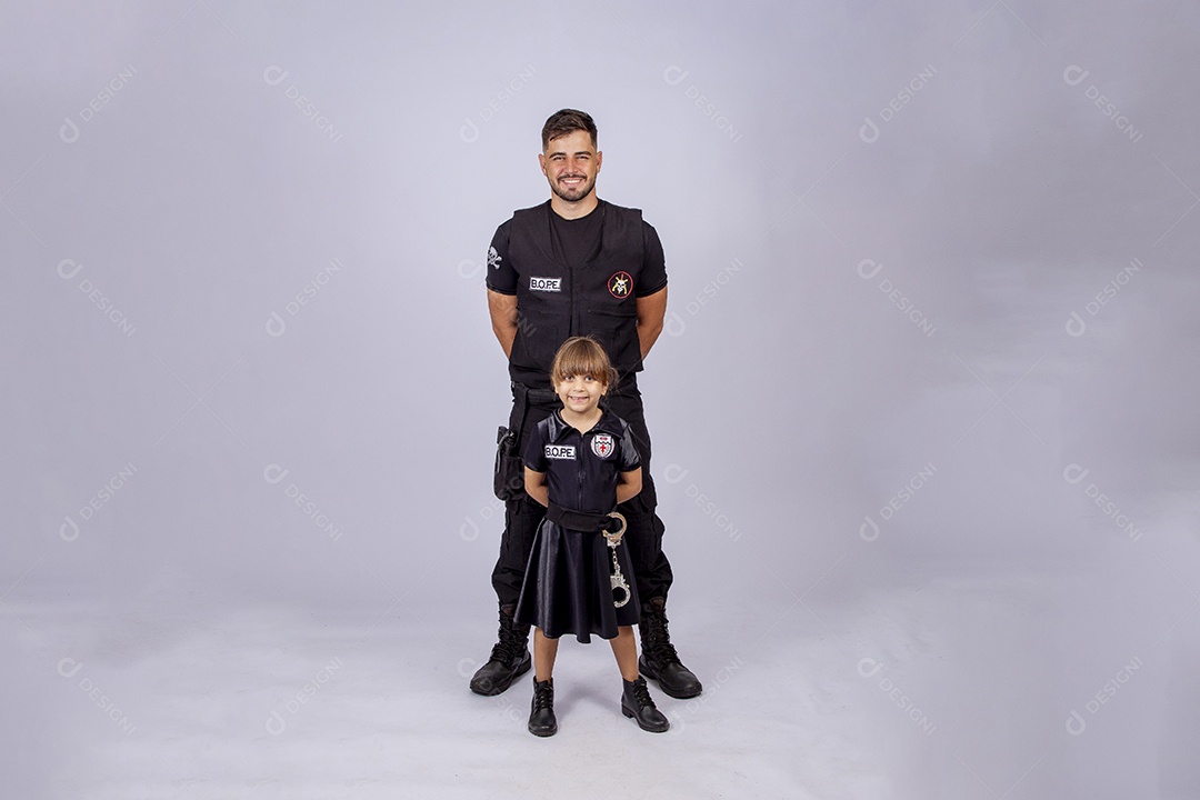 Pai e filha sobre fundo isolado