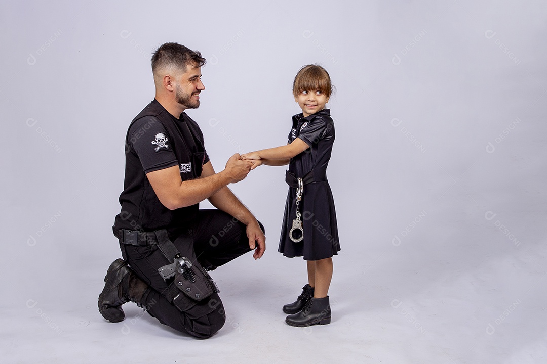 Pai e filha sobre fundo isolado