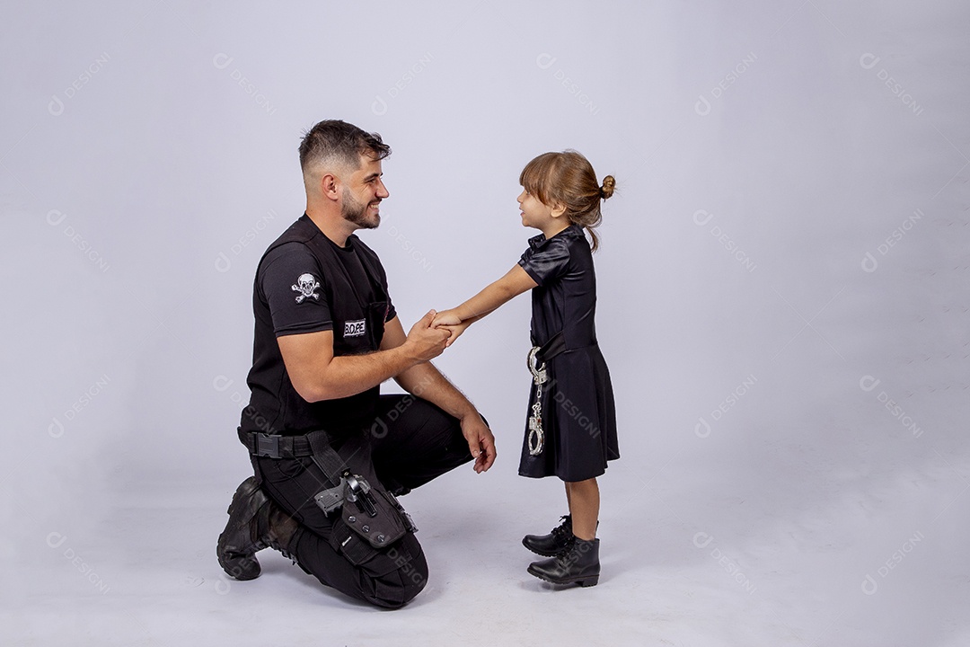 Pai e filha sobre fundo isolado