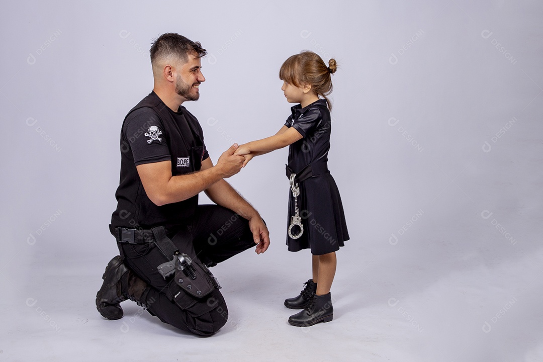 Pai e filha sobre fundo isolado