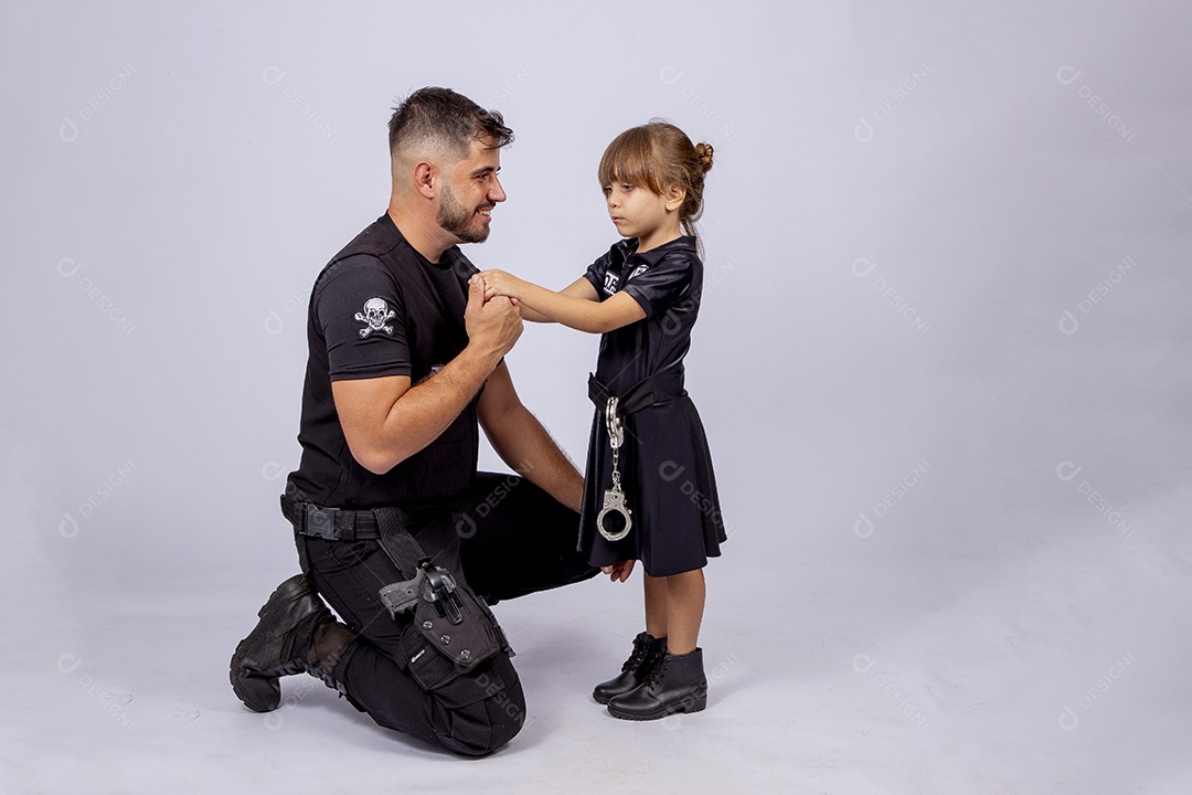 Pai e filha sobre fundo isolado