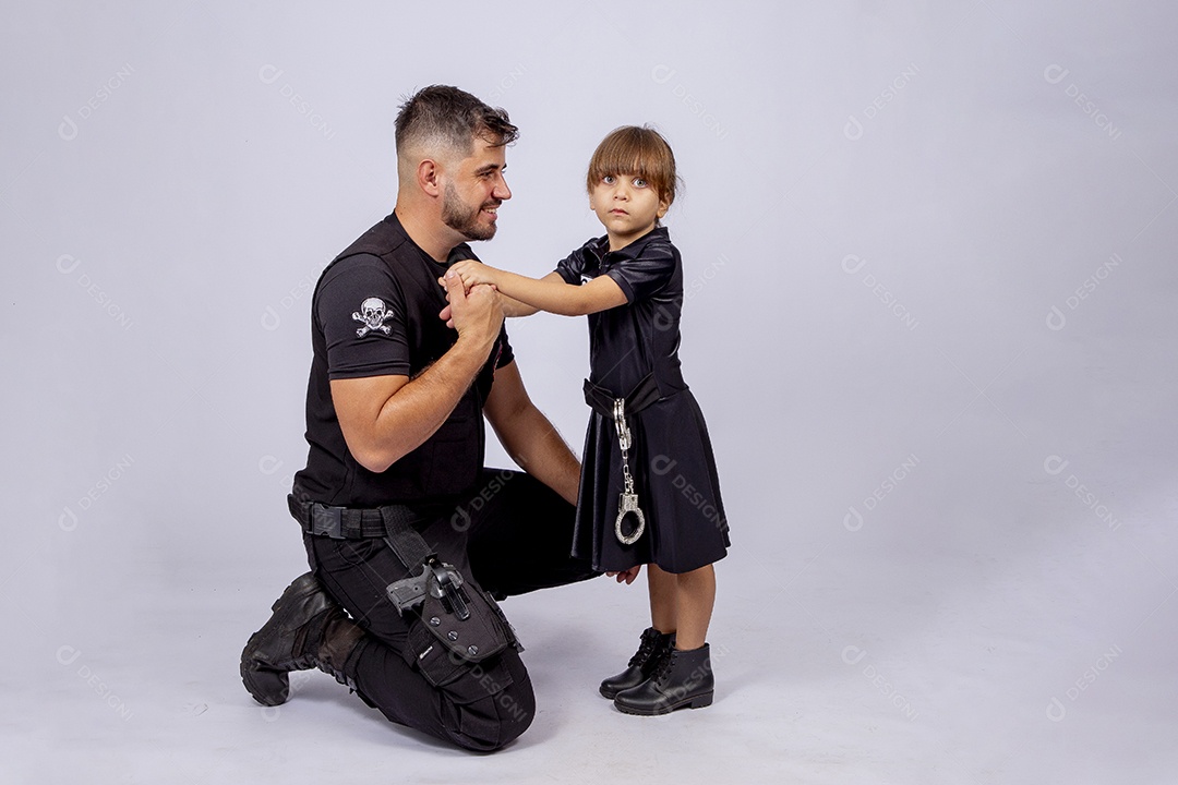 Pai e filha sobre fundo isolado